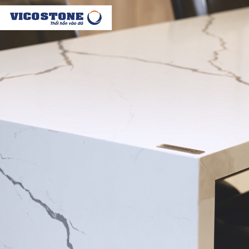 Đá Vicostone dễ dàng vệ sinh: Bề mặt đá láng mịn, không bám bẩn, giúp bạn dễ dàng lau chùi và vệ sinh.